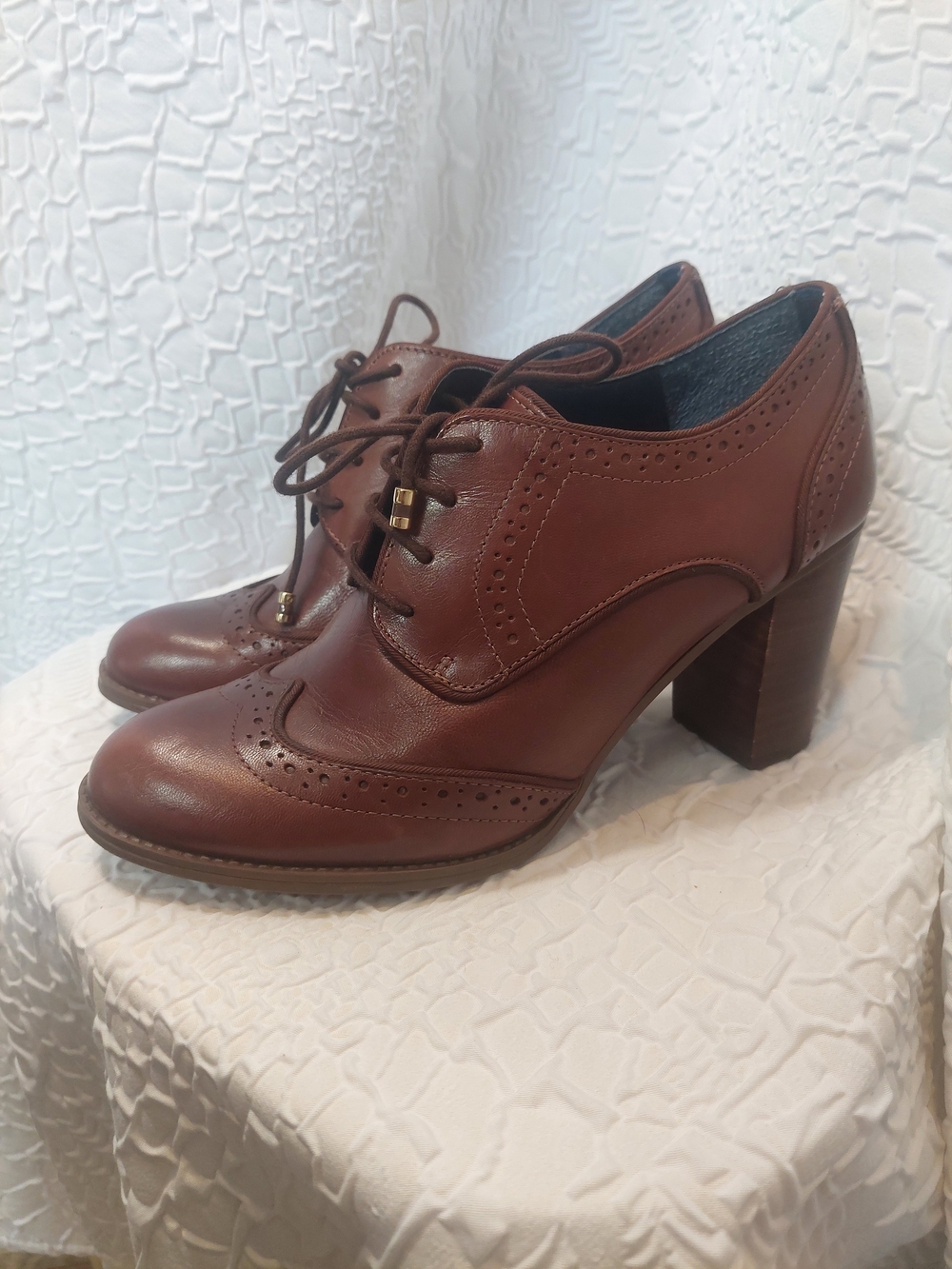 Tommy Hilfiger Classic Academia Brown Leather Lace-Up Heeled Oxfords - Size 8